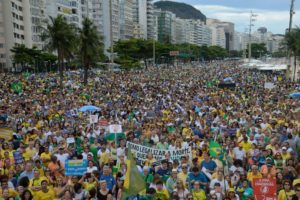 Rio de Janeiro - Manifestantes protestam na praia de Copacabana, na manhã de hoje (4), a favor da Lava Jato e do juíz Sergio Moro. (Tomaz Silva/Agência Brasil)