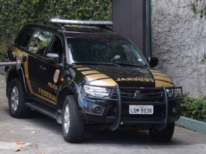 Rio de Janeiro - Polícia Federal cumpre mandado de busca e apreensão na casa de Eike Batista no Jardim Botânico, zona sul da cidade. ( Tânia Rêgo/Agência Brasil)