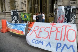 Rio de Janeiro - Protestos de familiares de policiais militares impedem a saída de viaturas em batalhões da região metropolitana do Rio de Janeiro. (Tomaz Silva/Agência Brasil)