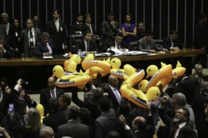 Brasília - Oposição faz ato em Plenário contra o Projeto de Lei (PL) 4.302/1998, que libera a terceirização da mão de obra (Fabio Rodrigues Pozzebom/Agência Brasil)