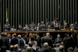 Brasília - Plenário da Câmara aprova Projeto de Lei 5587/16, que trata da regulamentação de serviços de transporte individual privado por meio de aplicativos (Wilson Dias/Agência Brasil)