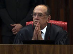Brasília - O presidente do TSE, ministro Gilmar Mendes, na retomada do julgamento da ação em que o PSDB pede a cassação da chapa Dilma-Temer (José Cruz/Agência Brasil)
