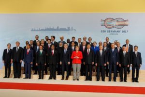 Hamburgo/Alemanha - Chefes de Estado e de governo que integram o G20 posam para a foto oficial de abertura da cúpula que acontece em Hamburgo, na Alemanha ( Beto Barata/PR)