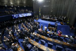 Brasília - Senadoras de oposição deixam a mesa e o presidente do Senado, Eunício Oliveira, retoma a sessão para votação da reforma trabalhista (Marcelo Camargo/Agência Brasil)