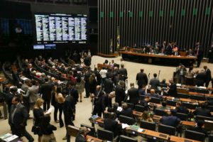 Brasília - Senador Eunício Oliveira preside sessão do Congresso Nacional para analisar emendas ao projeto de nova meta fiscal (Fabio Rodrigues Pozzebom/Agência Brasil)