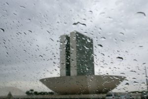 Brasília - Após quatro meses de seca, uma chuva fina caiu essa tarde no Distrito Federal (Fabio Rodrigues Pozzebom/Agência Brasil)