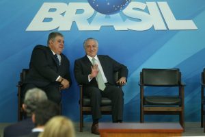 Brasília - O novo ministro da Secretaria de Governo, Carlos Marun, e o presidente Michel Temer durante cerimônia, no Palácio do Planalto (Valter Campanato/Agência Brasil)