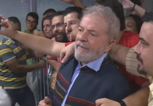 Lula tirando foto com apoiadores no sindicato dos metalúrgicos