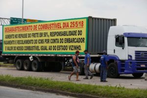 Caminhoneiros protestam contra elevação no preço do diesel na rodovia BR-040, em Duque de Caxias.
