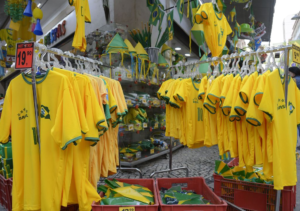 No Saara, comércio popular no centro do Rio, decorado com bandeiras do Brasil, para onde se olha, as lojas exibem as cores verde e amarelo da camisa da seleção /Agência Brasil/Fernando Frazão